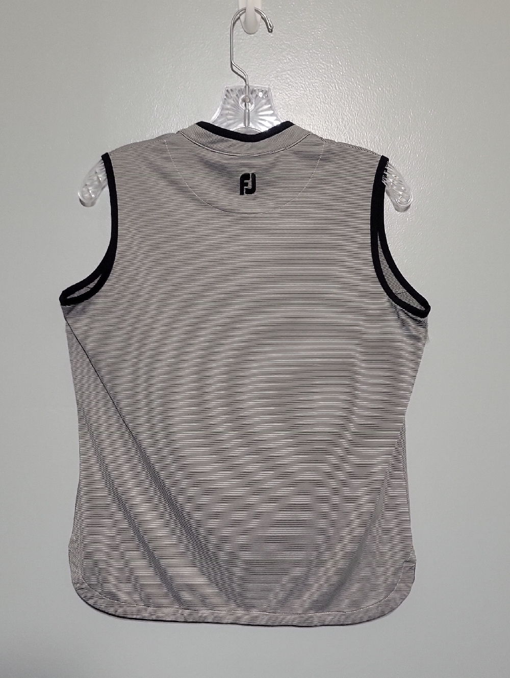 FootJoy Womens Compass Pointe Logo Black White Sleeveless V-neck Golf Shirt Sz M - Picture 5 of 10